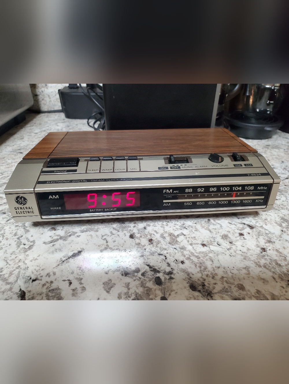 Vintage General Electric Mdl# 7-4634 Electronic Digital AM/FM Alarm Clock Radio